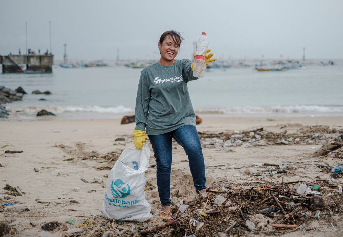 Plastic Bank Sammlerin am Strand in Indonesien